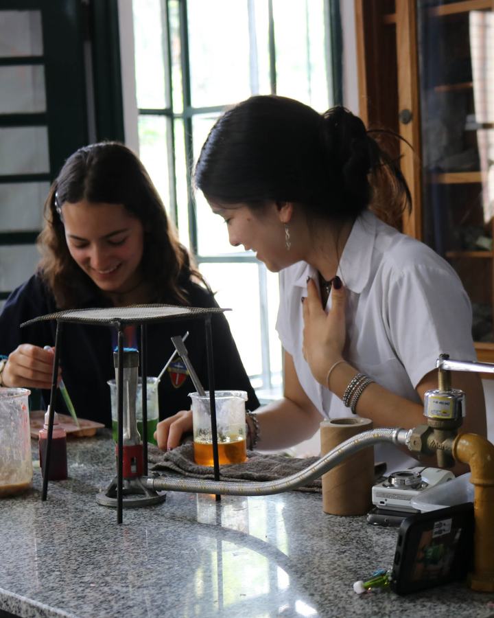 Alumnas de secundaria en el laboratorio